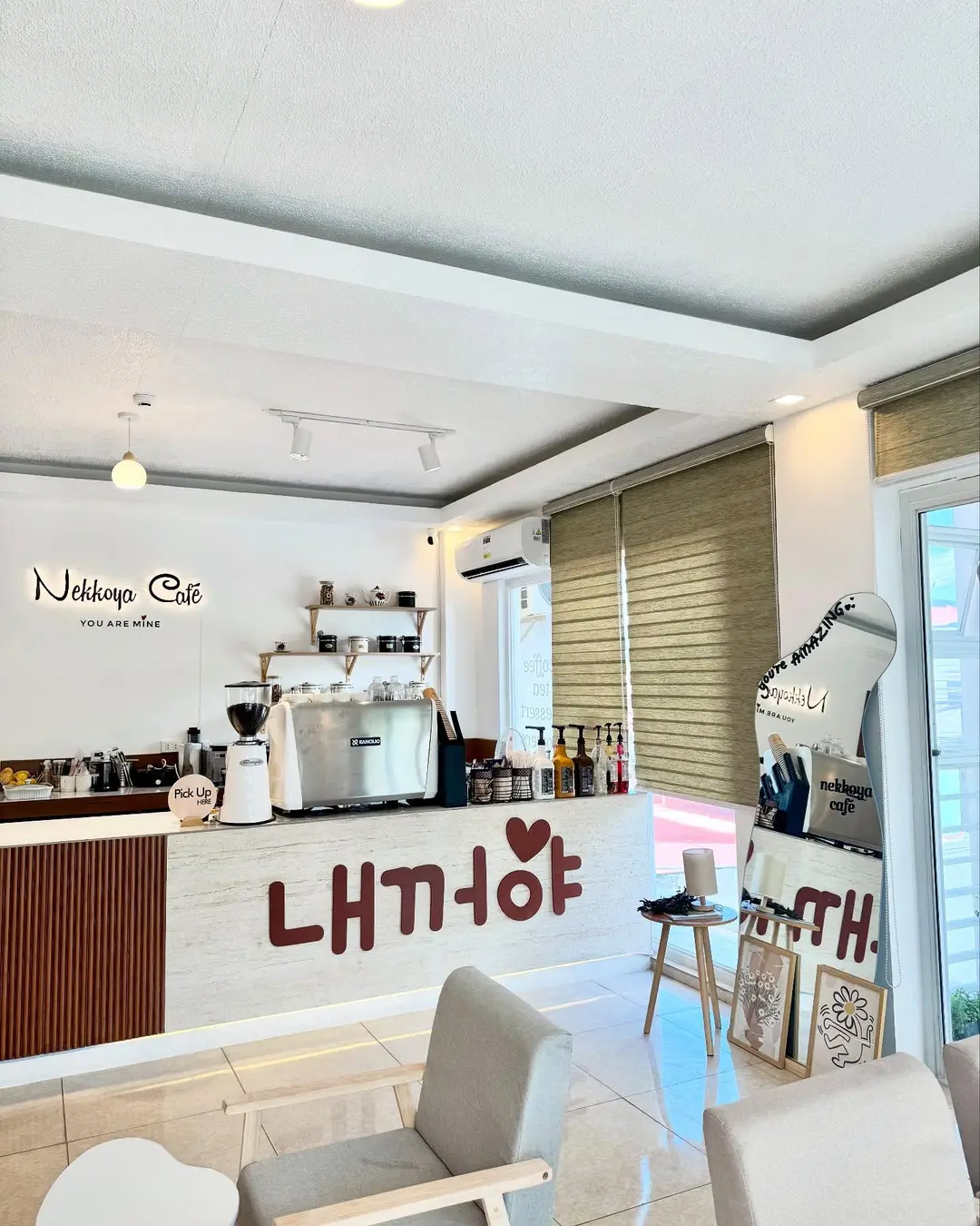 The full café counter with its red 내꺼야 hangul signs and espresso machine
